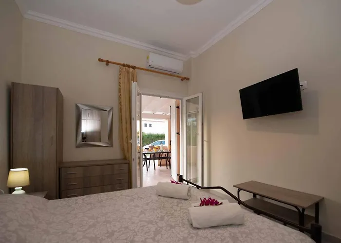 Lollas Acharavi Corfu アカラヴィ