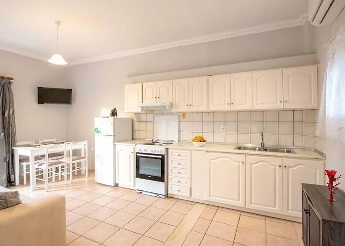 Lollas Acharavi Corfu アカラヴィ