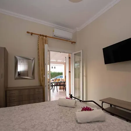 Lollas Acharavi Corfu אצ'ארבי